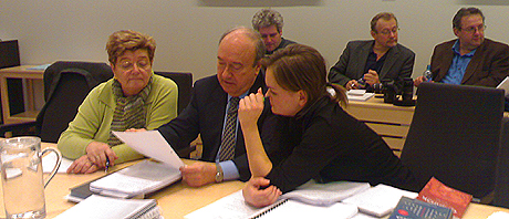 Rederiets eier (i midten), hans kone og den norske tolken i Hålogaland lagmannsrett. (mms-foto: Sveinung Åsali, NRK)