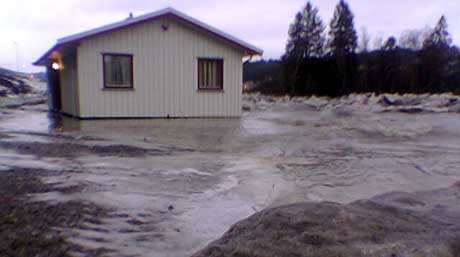 Isgang førte til at vann fra Figga strømmet inn til dette kontorbygget i Steinkjer. (Foto: NRK)