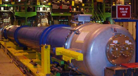 Dette er en av de om lag 1200 dipolmagnetene som trengs i LHC-akselleratoren.