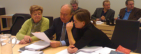 Rederiets eier (i midten), hans kone og den norske tolken i Hlogaland lagmannsrett. (mms-foto: Sveinung sali, NRK)