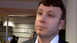 Redaktøren i Magazinet, Vebjørn Selbekk, angrer ikke at han trykket de omstridte tegningene av Muhammed. (Foto: NRK)