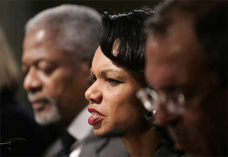 Fra møtet i London i går kveld. Fra venstre Kofi Annan, Condoleezza Rice og Sergej Lavrov. Foto: AP/Scanpix)