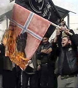 Palestinere brenner norske flagg i protest mot at Magazinet trykket karikaturer av profeten Mohammed. Foto: RTV