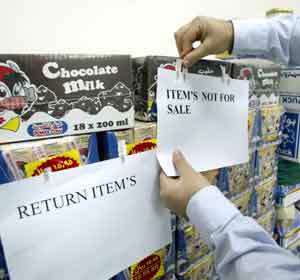 Danske varer får Ikke- for- salg-lapper på et supermarked i Riyadh i Saudi-Arabia. Foto: Hassan Ammar, AFP Danske varer får Ikke- for- salg-lapper på et supermarked i Riyadh i Saudi-Arabia. Foto: Hassan Ammar, AFP