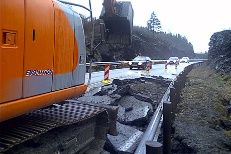 Deler av E6 ved Langstein raste ut. MMS-foto: NRK Trøndelag.