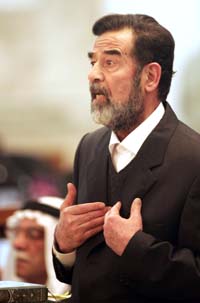 Saddam under rettssaken i Bagdad. (Foto: D.Bandic, AP) 