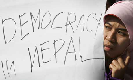 På årsdagen for kong Gyanendras maktovertakelse demonstrerte nepalere i Hongkong for demokrati. (Scanpix/AFP) På årsdagen for kong Gyanendras maktovertakelse demonstrerte nepalere i Hongkong for demokrati. (Scanpix/AFP)