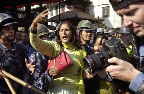 Kvinnelig demonstrant motsetter seg arrestasjon etter kong Gyanendras tale (Scanpix/AFP) Kvinnelig demonstrant motsetter seg arrestasjon etter kong Gyanendras tale (Scanpix/AFP)