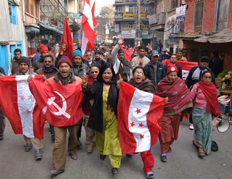 USA frykter alliansen mellom maoistene og de politiske partiene, som her demonstrerer foran lokalvalgene i Katmandu (Scanpix/AP) USA frykter alliansen mellom maoistene og de politiske partiene, som her demonstrerer foran lokalvalgene i Katmandu (Scanpix/AP)