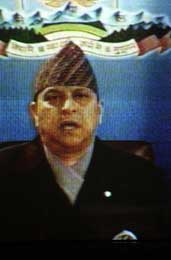 Kong Gyanendra holdt en TV-tale til nasjonen. Bildet er hentet fra skjermen (Scanpix/AFP) Kong Gyanendra holdt en TV-tale til nasjonen. Bildet er hentet fra skjermen (Scanpix/AFP)