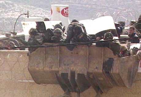 En gruppe opprørspoliti entrer taket på en okkupert bygning. (Foto: IBA)