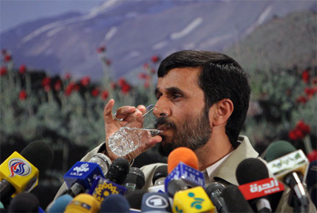 Irans president Mahmoud Ahmedinejad merker presset fra USA og Vesten. (Foto: Hasan Sarbakhshian/AP/Scanpix)