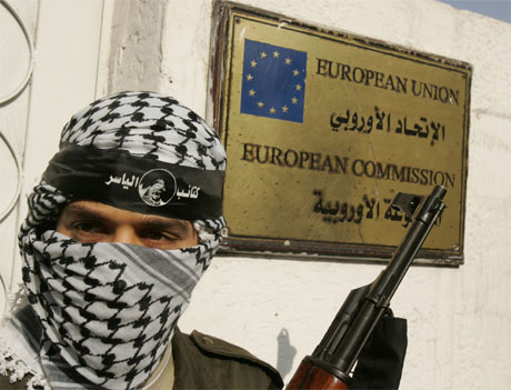 EU-kommisjonens kontor i Gaza by ble omringet av væpnede palestinere i dag. (Foto: Patrick Baz/AFP/Scanpix)