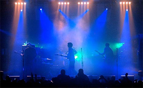 Arctic Monkeys er det store nye britiske popfenomenet. NTB snakket med dem rett før denne konserten i Leeds University i nord-England onsdag 1. februar. Foto: Reuters.