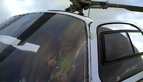 Haga besøker flomområdene i helikopter. MMS-foto: NRK Trøndelag.