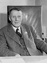 NRKs programsjef Olav Midttun i 1945. Foto: SCANPIX NRKs programsjef Olav Midttun i 1945. Foto: SCANPIX