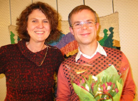 Tore Renberg mottar P2-lytternes romanpris 2005. Marta Norheim er programleder for radioprogrammene.