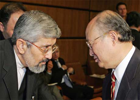 Irans ambassadør til IAEA, Aliasghar Soltaniyeh, her (t.v.) i samtale med styrleder Yukiya Amano, klarte ikke å hindre at landets atom-program blir en sak for FNs sikkerhetsråd. (Foto: Hainz-Peter Bader/ Reuters/ Scanpix) Irans ambassadør til IAEA, Aliasghar Soltaniyeh, her (t.v.) i samtale med styrleder Yukiya Amano, klarte ikke å hindre at landets atom-program blir en sak for FNs sikkerhetsråd. (Foto: Hainz-Peter Bader/ Reuters/ Scanpix)