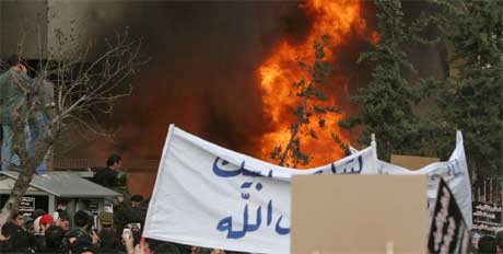 Den danske ambassaden er nedbrent (Foto: REUTERS /Khaled al-Hariri )