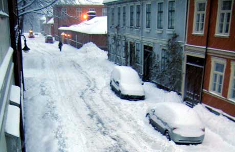 Snøen skapte store problemer også for bilistene i Gamlebyen i Fredrikstad mandag morgen (Foto: Helene Hillestad, NRK)