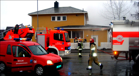 Brannvesenet fikk raskt kontroll over situasjonen. Foto:Gunnar Sandvik, NRK