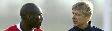 Sol Campbell og Arsenal-trener Arsene Wenger på treningsfeltet mandag. (AP Photo/Nick Potts-pa)