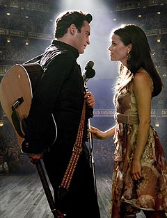 WALK THE LINE: Reese Witherspoon fikk Oscar for rollen som June Carter i filmen om Johnny Cash, "Walk the Line". Joaquin Phoenix (t.v.) spiller Johnny Cash. (Foto: 20th Century Fox / Scanpix).
