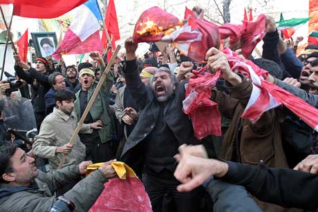 I Iran ble det mandag demonstert og både det danske og det franske flagget ble brent. Foto: Scanpix