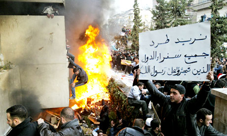 Demonstranter setter fyr på den danske ambassaden i Damaskus Foto: Scanpix/AFP