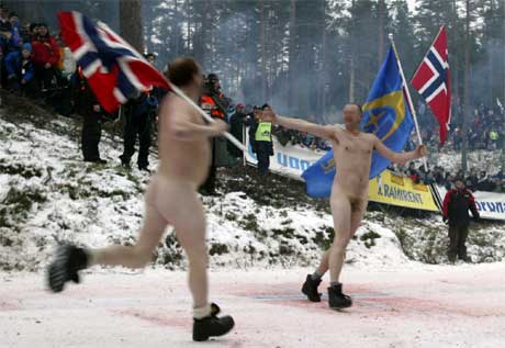 Nakne norske rallyfans i løypa ved Colins Crest på SS12 under dag to av Svenska Rallyt i Hagfors. Foto Micke Fransson / SCANPIX Nakne norske rallyfans i løypa ved Colins Crest på SS12 under dag to av Svenska Rallyt i Hagfors. Foto Micke Fransson / SCANPIX