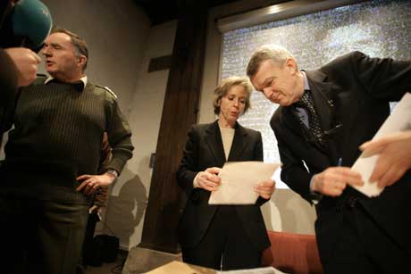 Forsvarssjef Sverre Diesen og forsvarsminister Anne-Grete Strøm-Erichsen på pressekonferansen i dag. Foto: Scanpix.