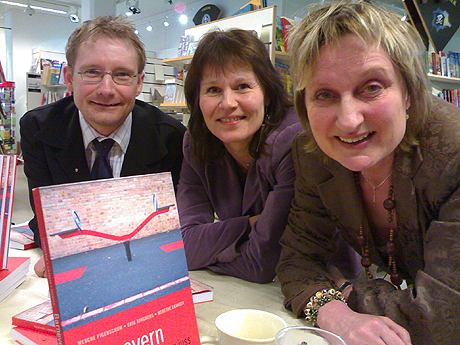 Forfatterne Erik Ringberg (venstre), Merete Ekanger (midten) og Wenche Figenschow (hyre). Foto: Morten Ruud, NRK.