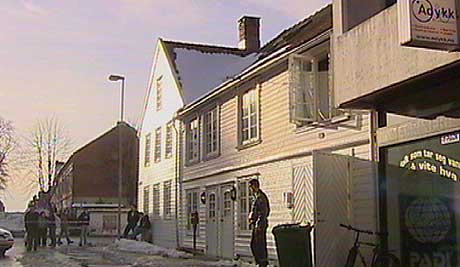 Det var hos en leietaker i dette huset i Gyldenløves gate i Kristiansand at politiet fant den avanserte bomben (foto: Geir Ingar Egeland)