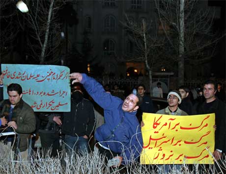 Demonstranter kastet stein på Norges ambassade i protest mot Muhammed-tegningene. (Foto: Vahid Salemi/ AP/ Scanpix)