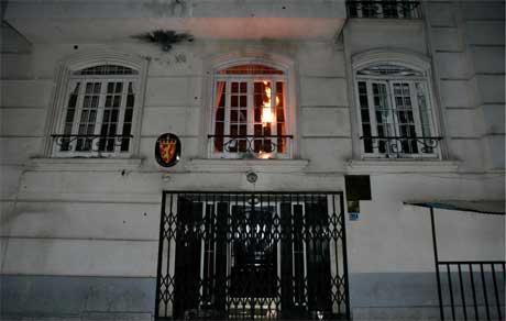 Demonstrantene kastet en brannbombe mot ambassaden, men det brant bare i et gitter på utsiden. (Foto: Raheb Homavandi/ Reuters/ Scanpix)