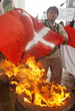 En muslimsk student i Indonesia brenner det danske flagget i protest i Jakarta. (Foto: Reuters) En muslimsk student i Indonesia brenner det danske flagget i protest i Jakarta. (Foto: Reuters)