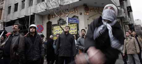 Rasende demonstranter gikk ls p den norske og den danske ambassaden i Teheran. (Reuters/Scanpix-foto)