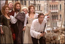 Omgitt av tre damer, speider Casanova (Heath Ledger) likevel etter enda flere å forføre. (Foto: Buena Vista International)