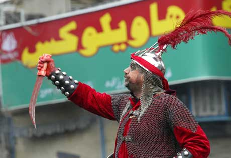 I Iran framstiller en skuespiller en fiende av Muhammeds barnebarn Imam Hussein(Scanpix/AFP)