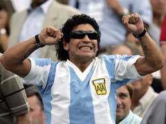 Fredag ettermiddag var Diego Maradona på tenniskamp og heiet på Argentina. (Foto: Reuters/Scanpix) 