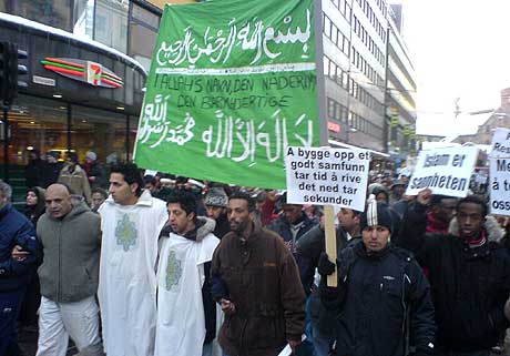Mange hundre norske muslimer deltok i et demonstrasjonstog i Oslo i ettermiddag. (Foto: Tore Meek, NRK)