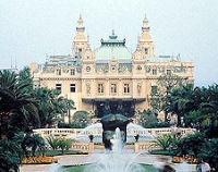 Opera og kasino ligger i samme bygning mellom en park og Middelhavet