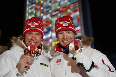 Ole Einar Bjrndalen ( til hyre) Halvard Hanevold med medaljene. (Foto: Heiko Junge / SCANPIX)