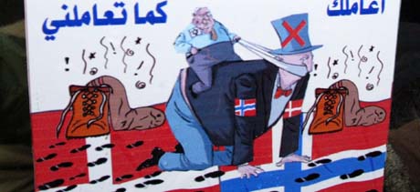 Dagen før kontoret stengte 4. februar, demonstrerte palestinere med denne plakaten mot Ariel Sharon, Norge og Danmark i Ramallah: -Jeg behandler deg som du behandler meg. (Foto: J.Aruri, AFP) Dagen før kontoret stengte 4. februar, demonstrerte palestinere med denne plakaten mot Ariel Sharon, Norge og Danmark i Ramallah: -Jeg behandler deg som du behandler meg. (Foto: J.Aruri, AFP)