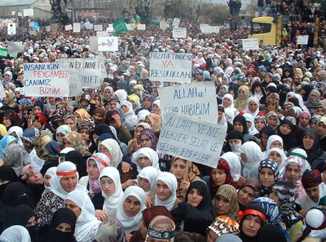 Tusenvis av muslimske kvinner deltok i søndagens protest. (Foto: AP)