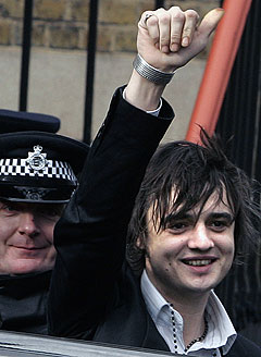 Pete Doherty hever armen etter å ha blitt dømt til 12 måneders samfunnstjeneste for besittelse av narkotika av retten i forrige uke. Nå kommer han til den svenske Hultsfredfestivalen i juni. Foto: AP.