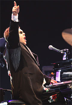 Susanne Sundfør spiller gjerne på Elton Johns flygel i Townhouse Studios i London. Foto: Scanpix.