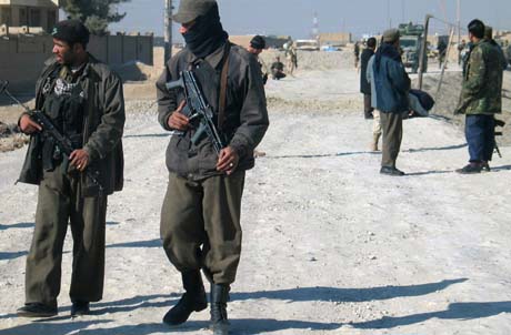 Afghanske soldater på livsfarlig jobb sør i Afghanistan. (Arkivfoto: N.Khan, AP) Afghanske soldater på livsfarlig jobb sør i Afghanistan. (Arkivfoto: N.Khan, AP)