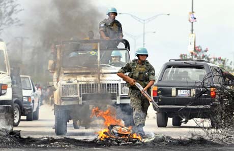 Brasilianske FN-soldater tar seg gjennom en av barrikadene i hovedstaden. (Foto: E.Munoz, Reuters)