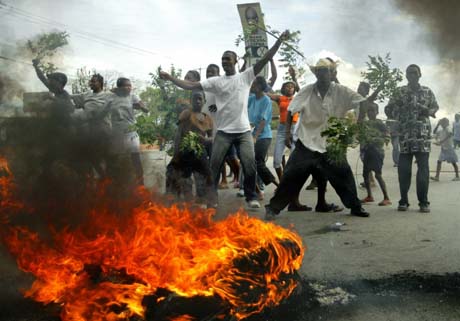 Protesterende haitianere overtok gatene. (Foto: E.Munoz, Reuters)